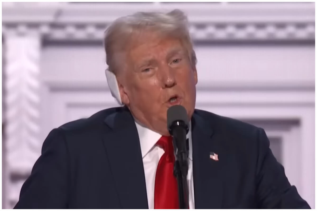 Donald Trump da discurso antiinmigrante usando venda en la oreja. (Captura de pantalla © PBS NewsHour- YouTube)