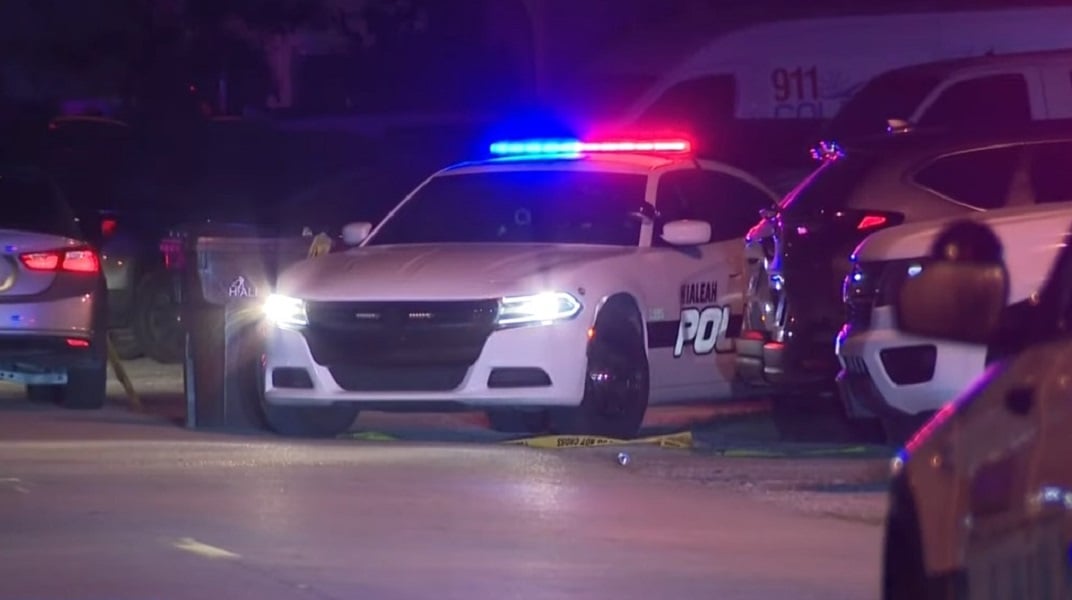 La policía de Hialeah arribó a la escena luego de que se reportaran los disparos. (Captura de pantalla © CBS Miami-YouTube)