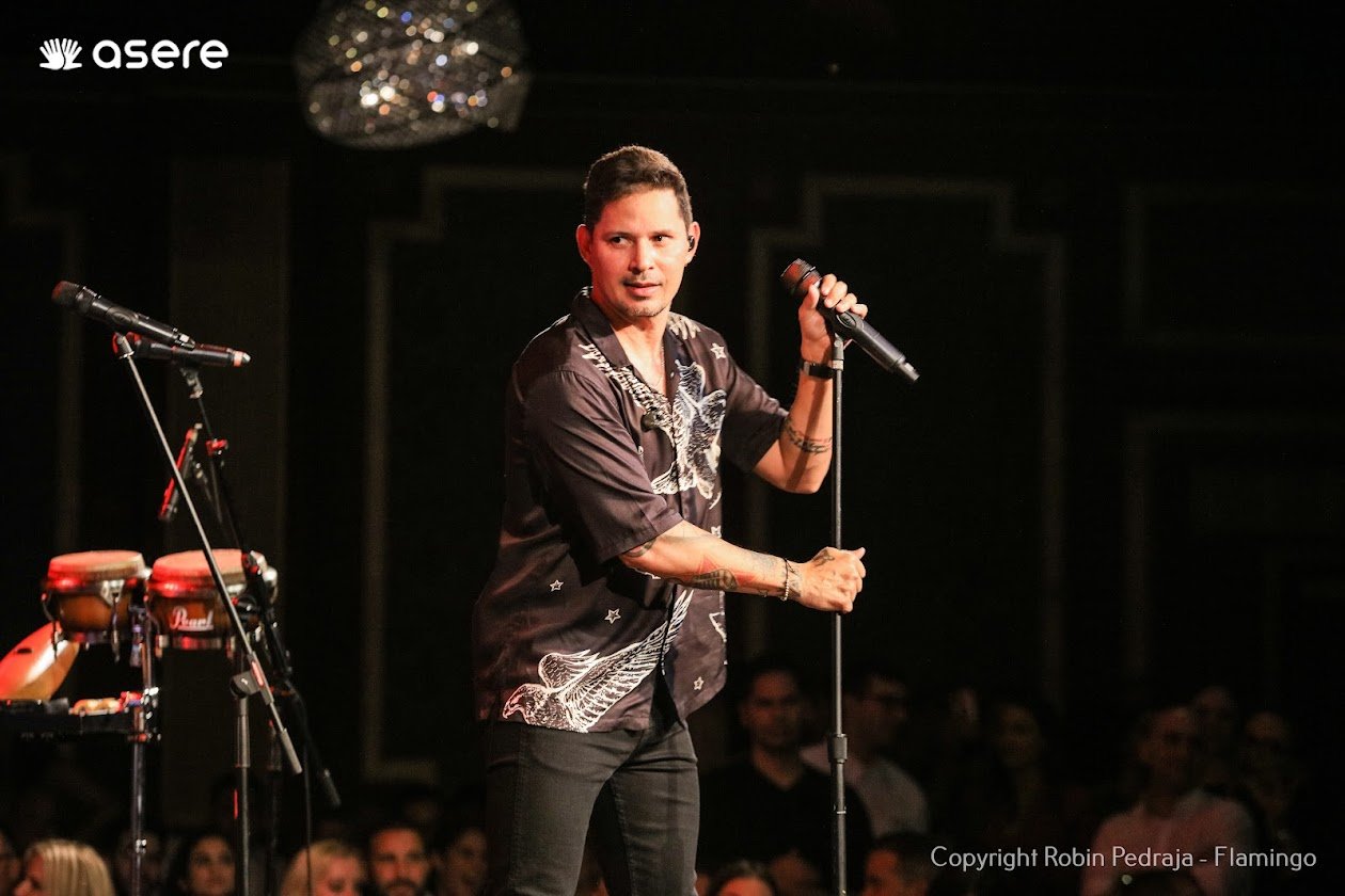 Leoni Torres en el Flamingo Bar de Miami, uno de los sitios icónicos para los cubanos en Florida. (Foto © Robin Pedraja)