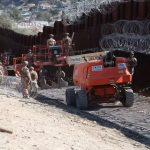 Soldados estadounidenses colocando alambre de púas en la frontera con México. (Captura de pantalla © Department of Defense-Twitter)Soldados estadounidenses colocando alambre de púas en la frontera con México. (Captura de pantalla © Department of Defense-Twitter)