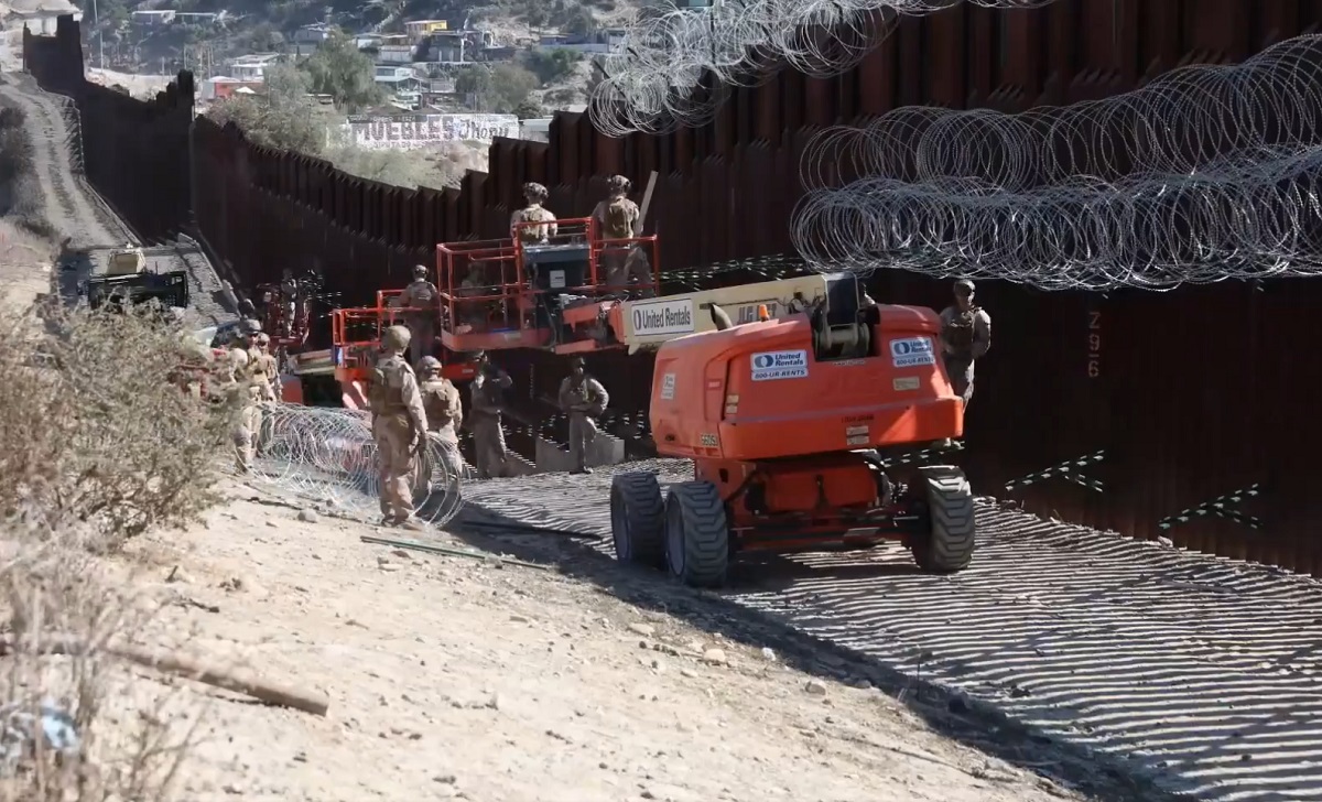 Soldados estadounidenses colocando alambre de púas en la frontera con México. (Captura de pantalla © Department of Defense-Twitter)Soldados estadounidenses colocando alambre de púas en la frontera con México. (Captura de pantalla © Department of Defense-Twitter)