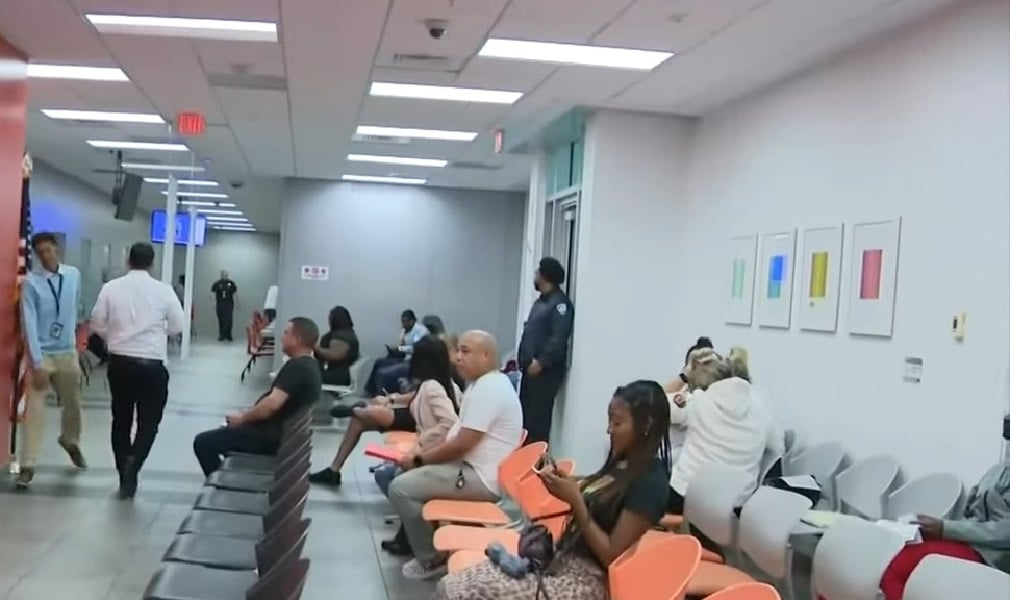 Nueva oficina para sacar licencias de conducir en Miami. (Captura de pantalla © CBS Miami-YouTube)