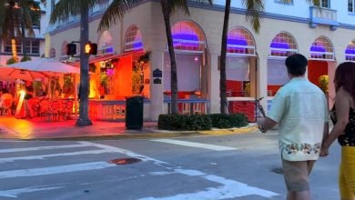 Imagen ilustrativa de Ocean Drive en Miami Beach. (Captura de pantalla © 4K WALK-YouTube)