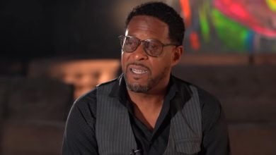 Javier Sotomayor durante una entrevista. (Captura de pantalla © Cubavisión Internacional-YouTube)