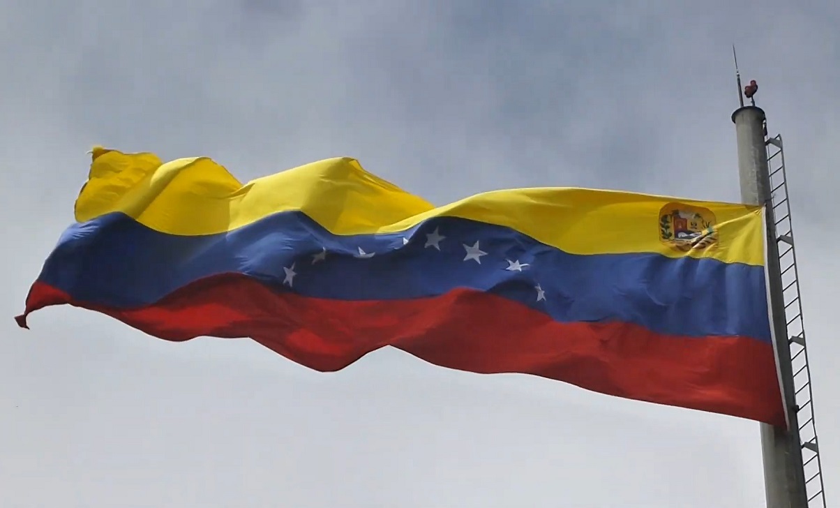 Bandera venezolana ondeando en el viento. (Captura de pantalla © Sterba-YouTube)