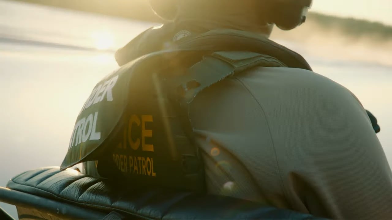 Agente de la Patrulla Fronteriza de EEUU. (Captura de pantalla © U.S. Customs and Border Protection-YouTube)