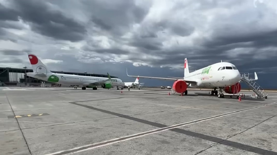 Avión de Viva Aerobus en un aeropuerto. (Captura de pantalla © Luisito Comunica-YouTube)