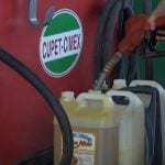 Filas para conseguir combustible en Cuba. (Captura de pantalla © EL TIEMPO-YouTube)