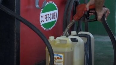 Filas para conseguir combustible en Cuba. (Captura de pantalla © EL TIEMPO-YouTube)