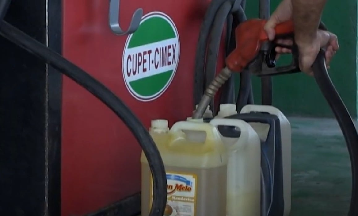 Filas para conseguir combustible en Cuba. (Captura de pantalla © EL TIEMPO-YouTube)