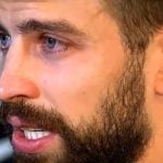 Piqué llorando en un evento de 2017, imagen de referencia de cómo pudo verse en la corte este 2025. (Captura de pantalla © DeportesLD-YouTube)