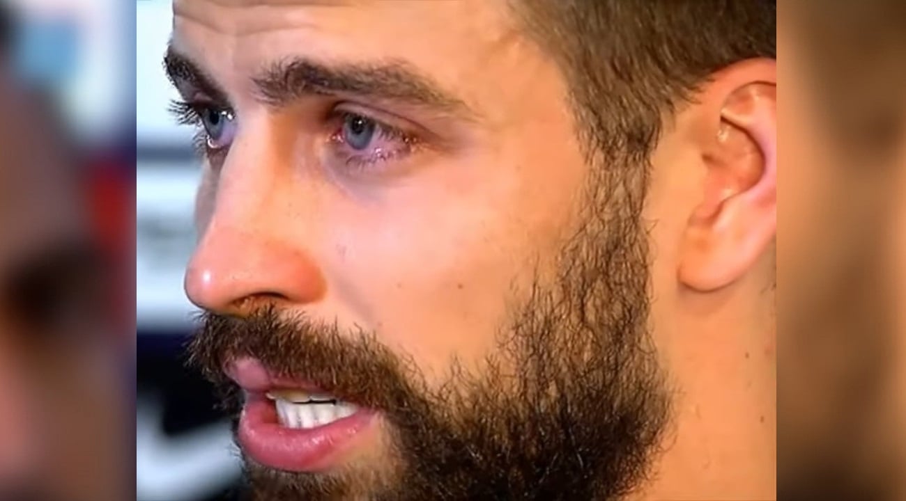 Piqué llorando en un evento de 2017, imagen de referencia de cómo pudo verse en la corte este 2025. (Captura de pantalla © DeportesLD-YouTube)