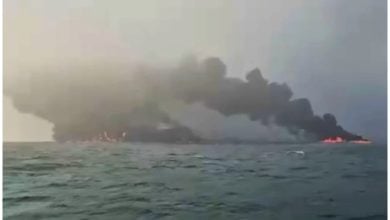 Desde la costa, habitantes de la zona grabaron el incendio tras la colisión de los dos buques. (Captura de pantalla © Sky News- YouTube)